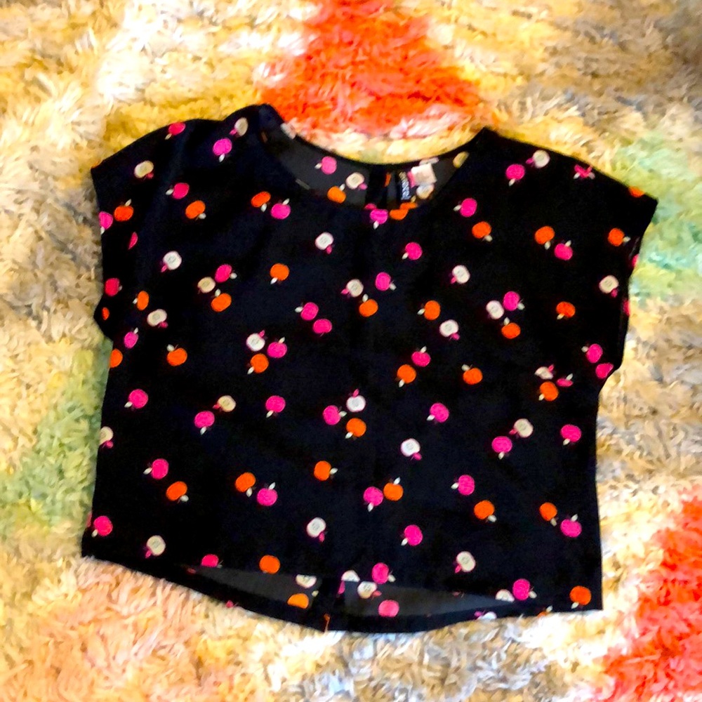 Urban Outfitters Divided Apple print crop top 🍎